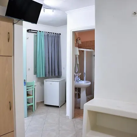 Avra Milos 4*