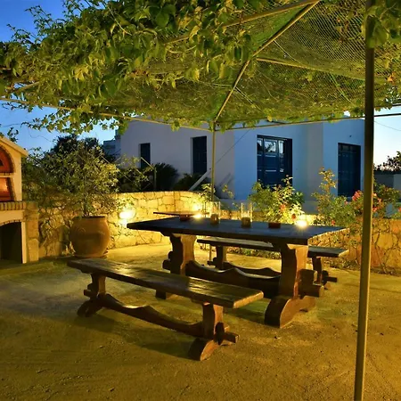 Avra Milos Πανσιόν 4*