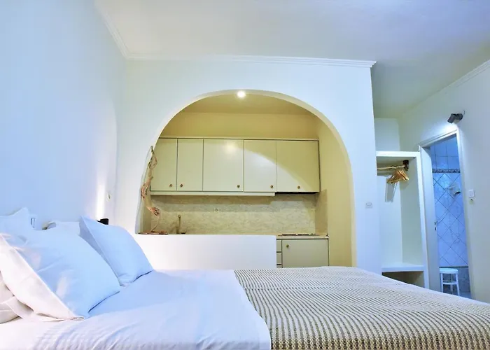 Avra Milos בית הארחה